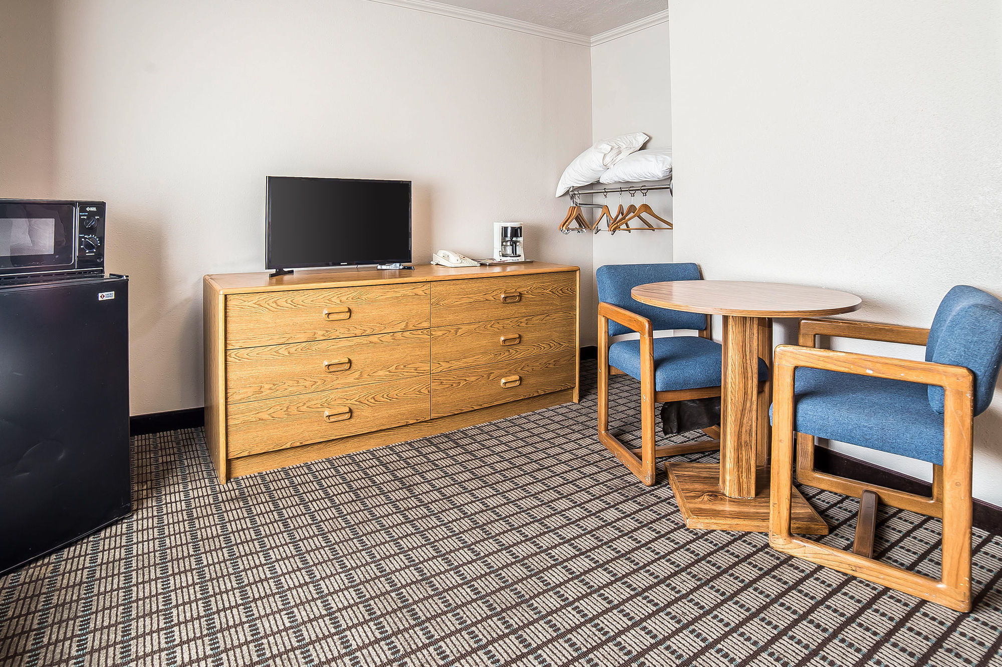 Econo Lodge Inn & Suites Logan Ruang foto