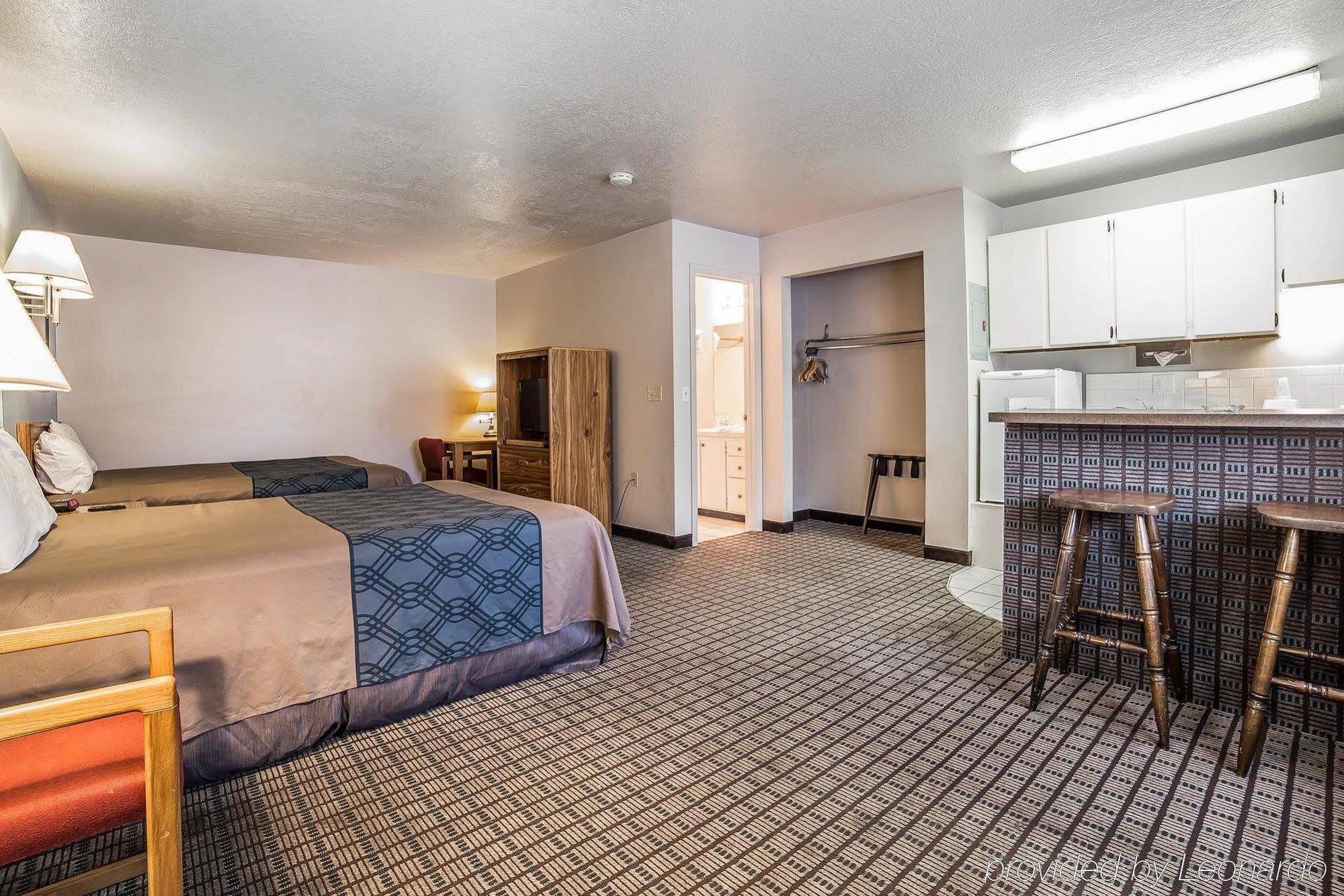 Econo Lodge Inn & Suites Logan Bagian luar foto