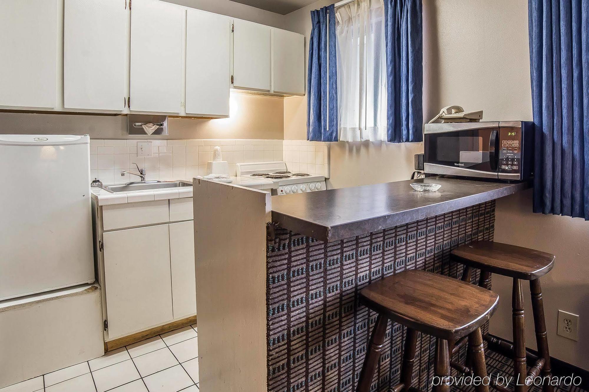 Econo Lodge Inn & Suites Logan Bagian luar foto