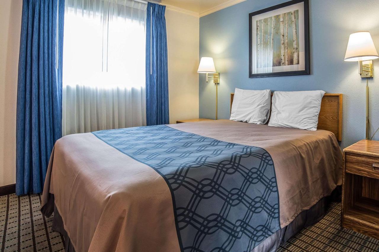 Econo Lodge Inn & Suites Logan Bagian luar foto