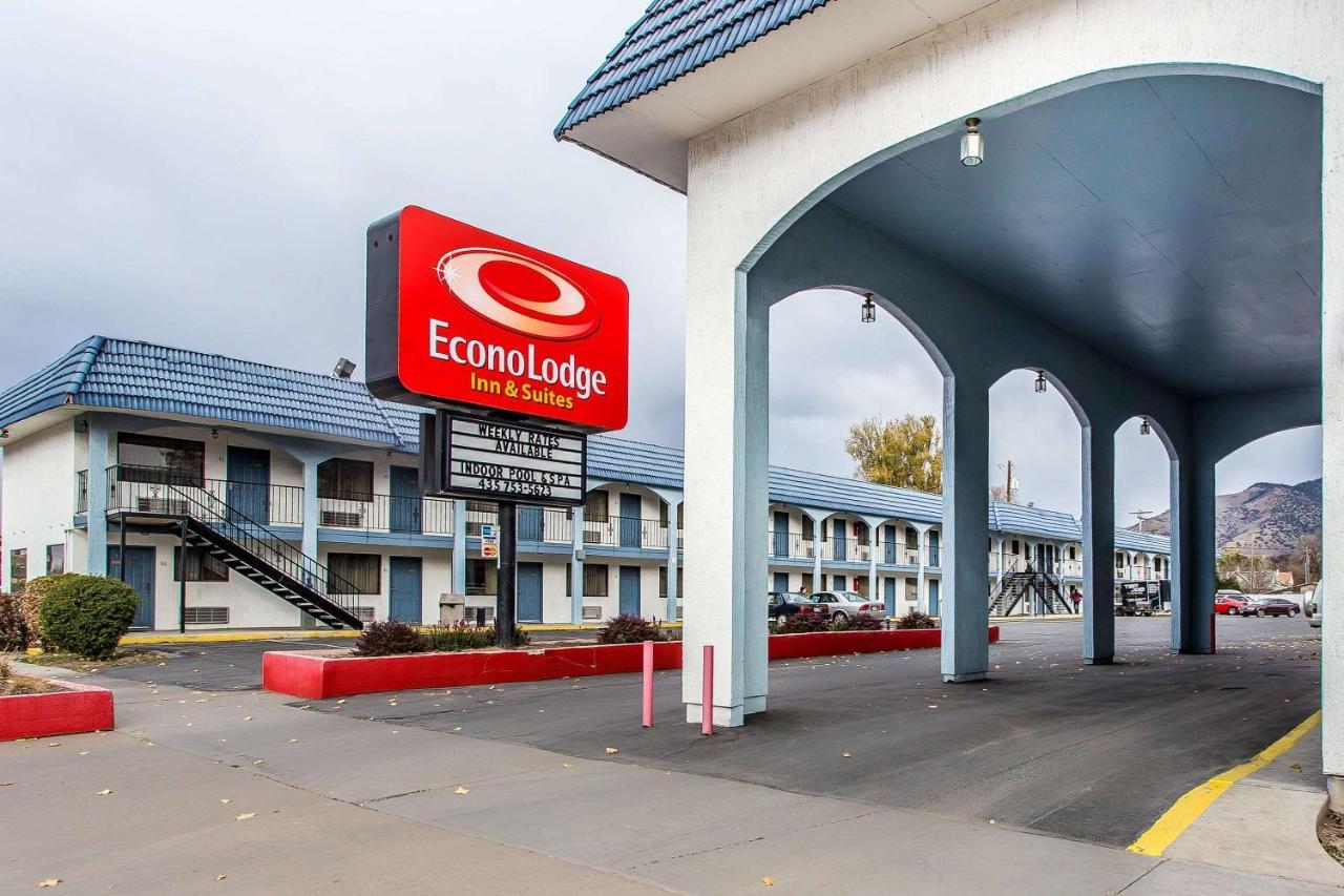 Econo Lodge Inn & Suites Logan Bagian luar foto