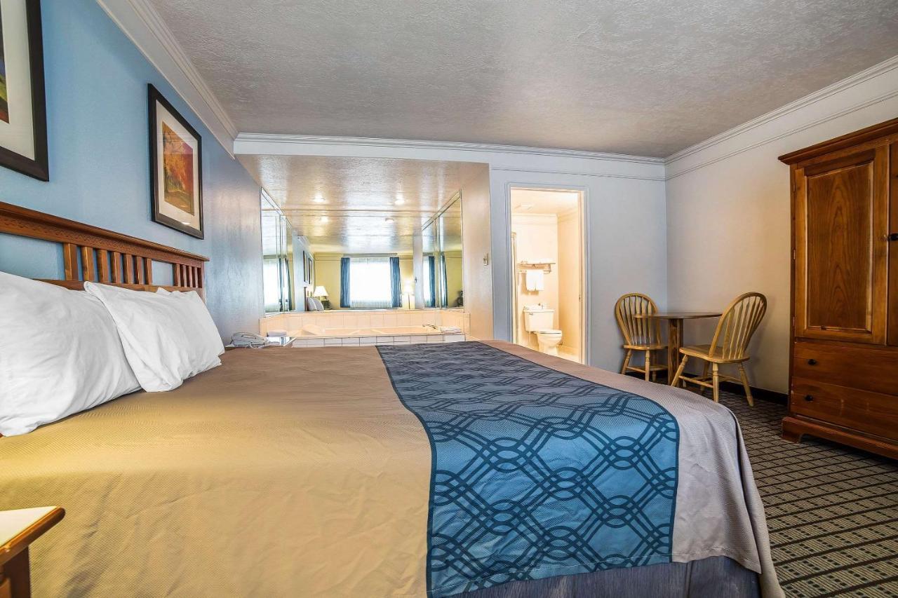 Econo Lodge Inn & Suites Logan Bagian luar foto