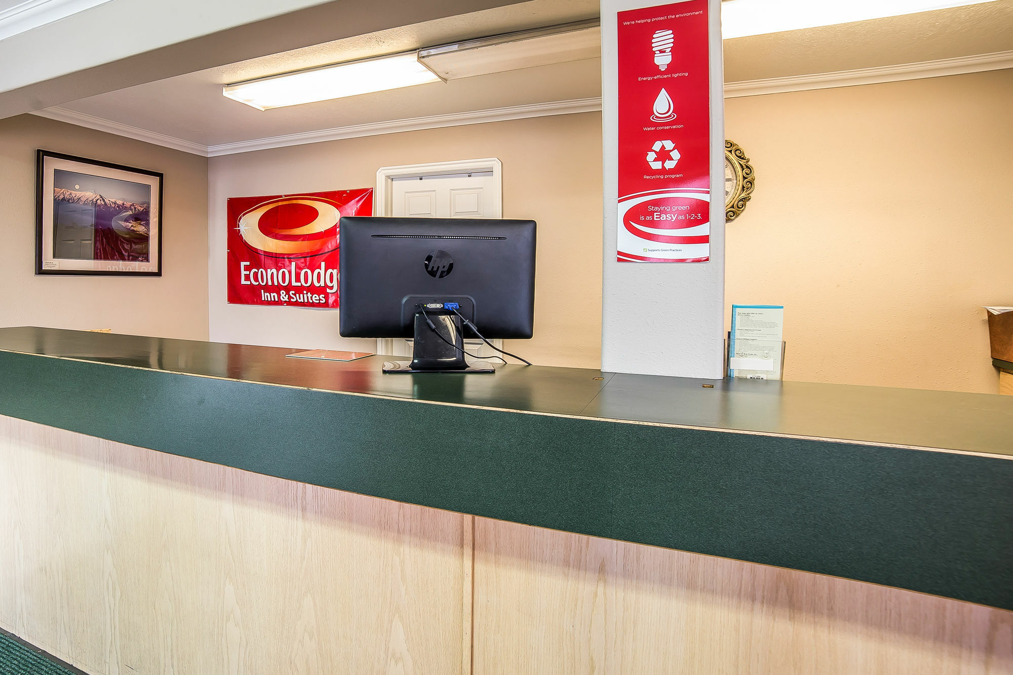 Econo Lodge Inn & Suites Logan Bagian luar foto