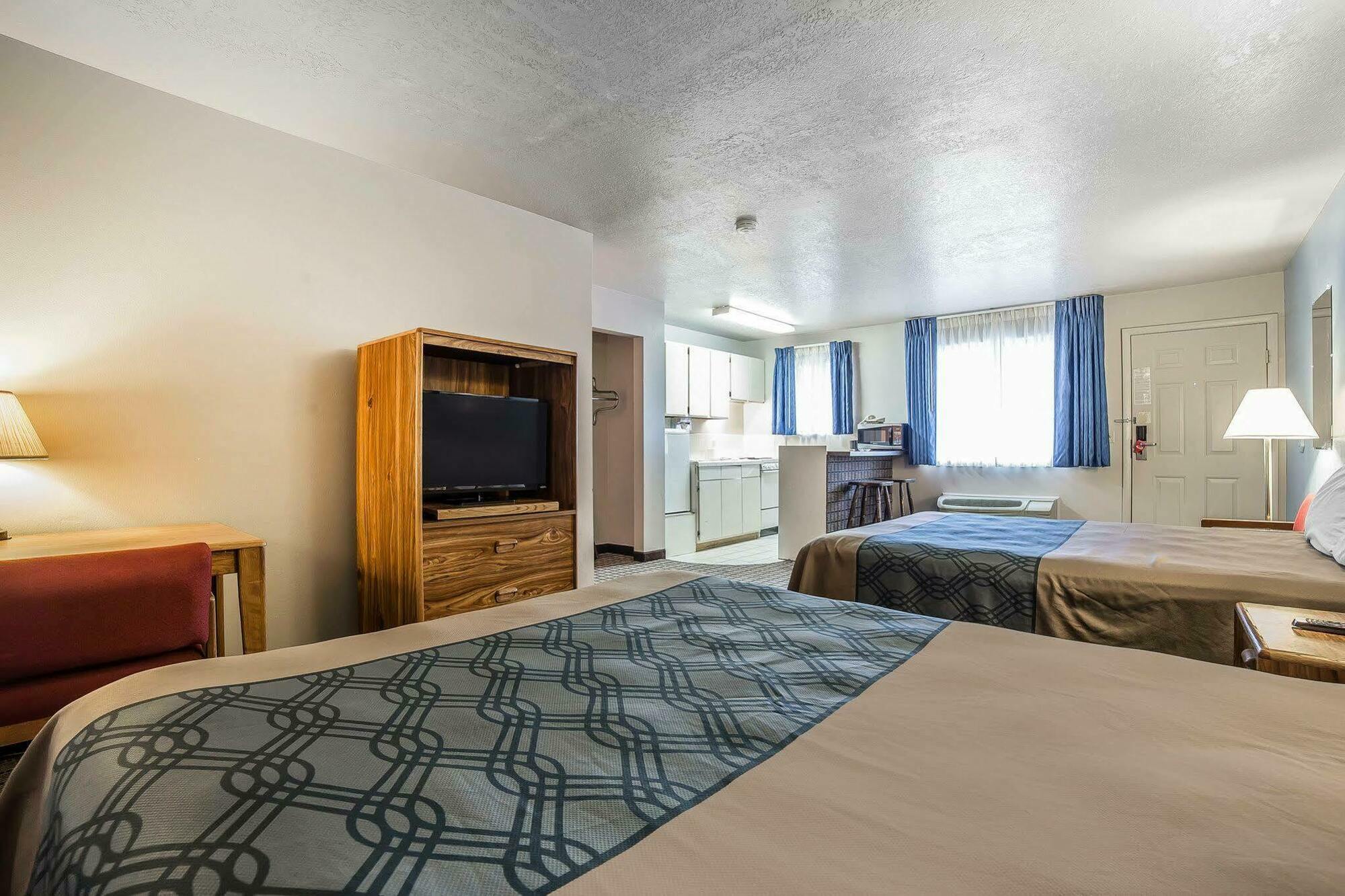 Econo Lodge Inn & Suites Logan Bagian luar foto