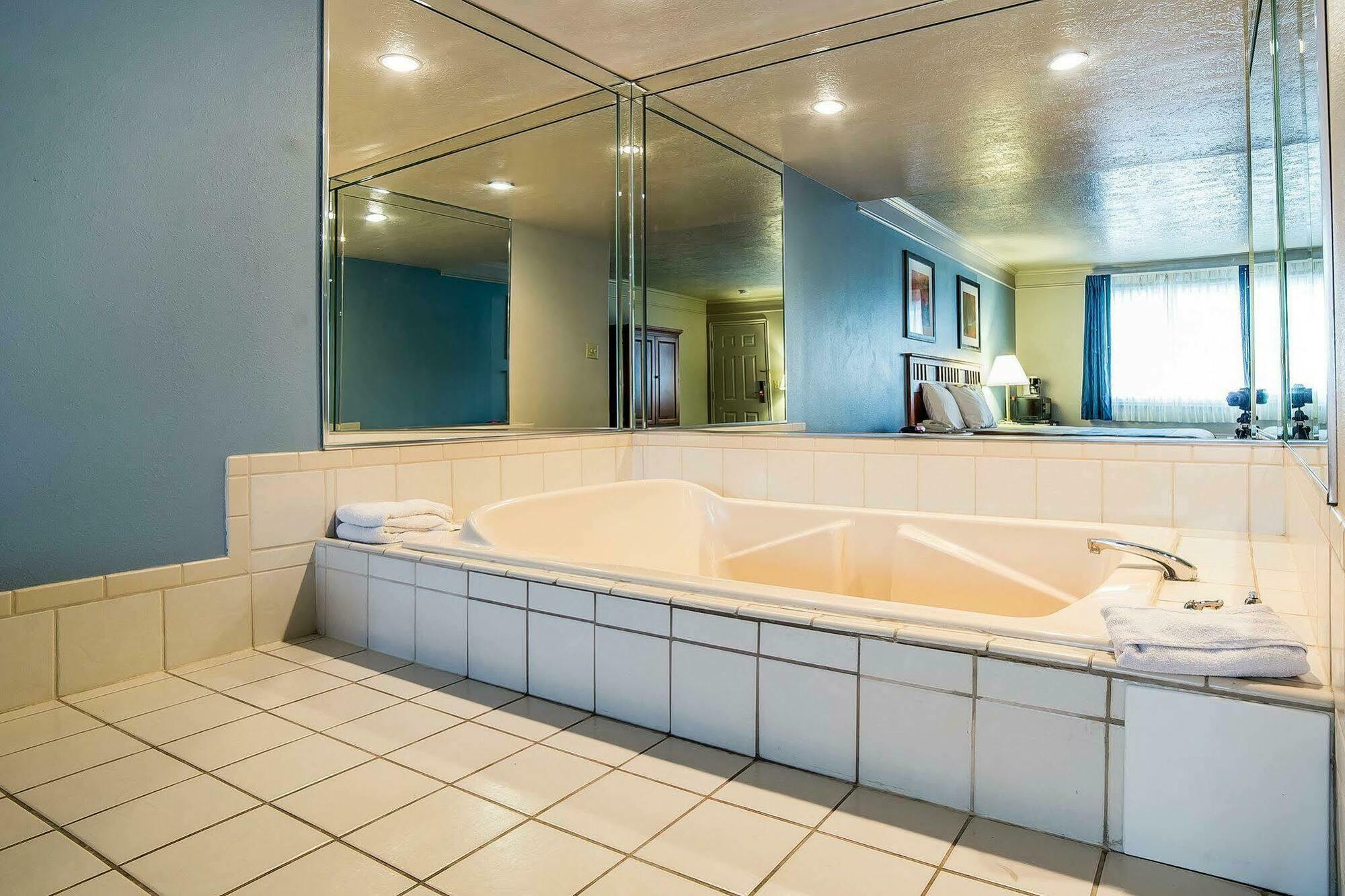 Econo Lodge Inn & Suites Logan Bagian luar foto