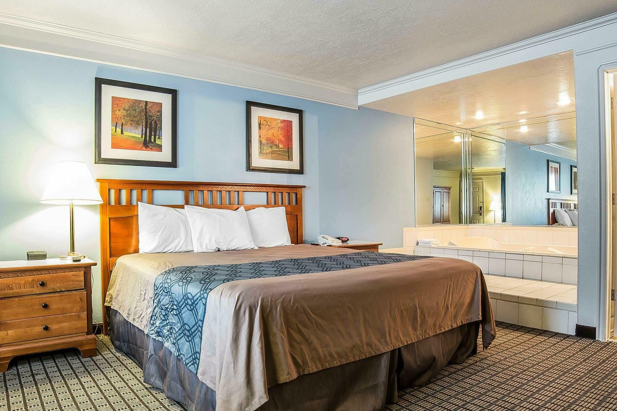 Econo Lodge Inn & Suites Logan Bagian luar foto